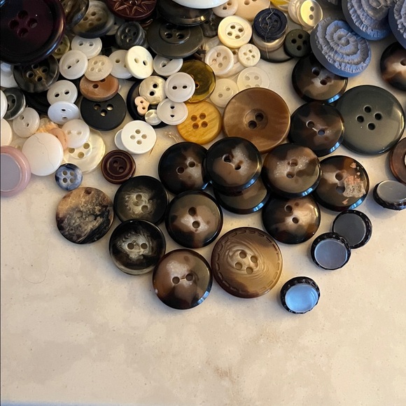 Assorted Vintage Buttons Lot lucite mother of pearl etc - Picture 3 of 9